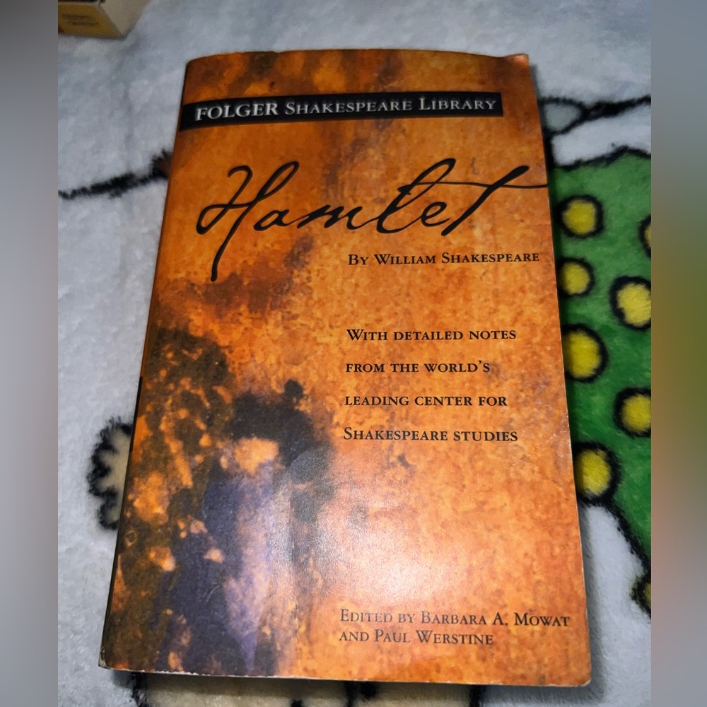 Hamlet by William Shakespeare Paperback Book. Like new. ISBN 978-0-7434-7712-3